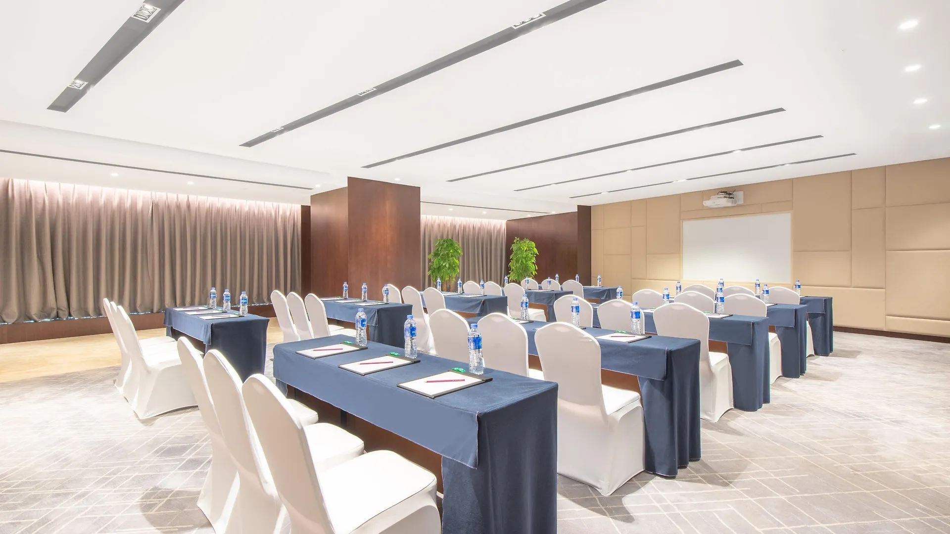 Crowne Plaza Zhuhai City Center By Ihg - Offers Free One-Way Shuttle To Chimelong Ocean Kingdom 5*,  China