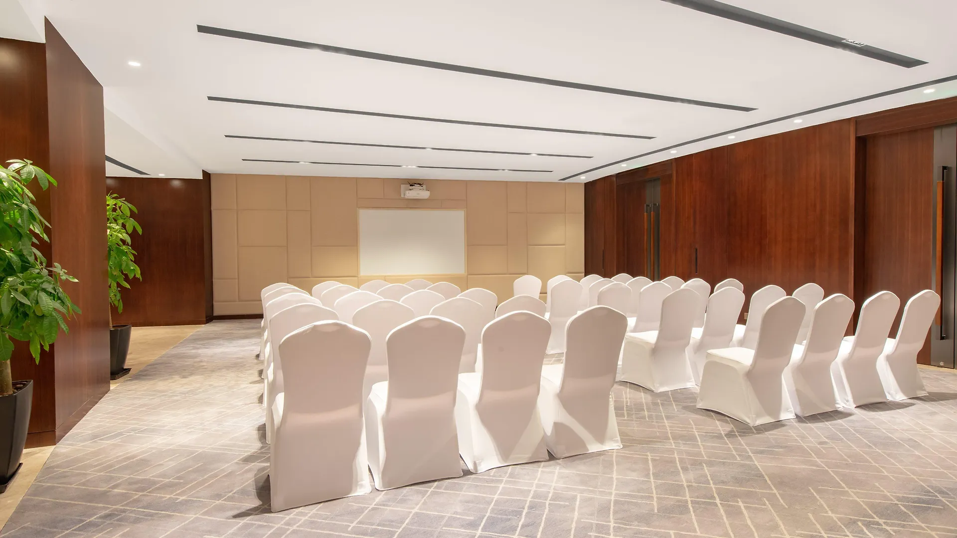 Crowne Plaza Zhuhai City Center By Ihg - Offers Free One-Way Shuttle To Chimelong Ocean Kingdom China