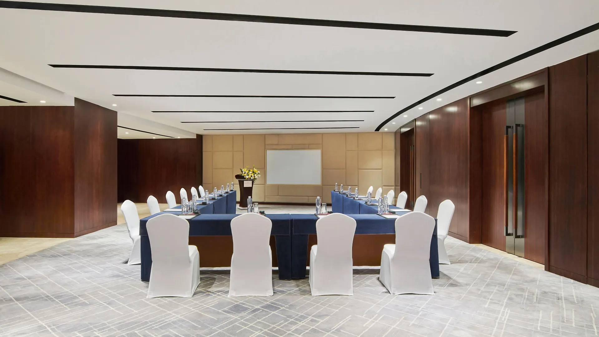 Crowne Plaza Zhuhai City Center By Ihg - Offers Free One-Way Shuttle To Chimelong Ocean Kingdom 5*,  China