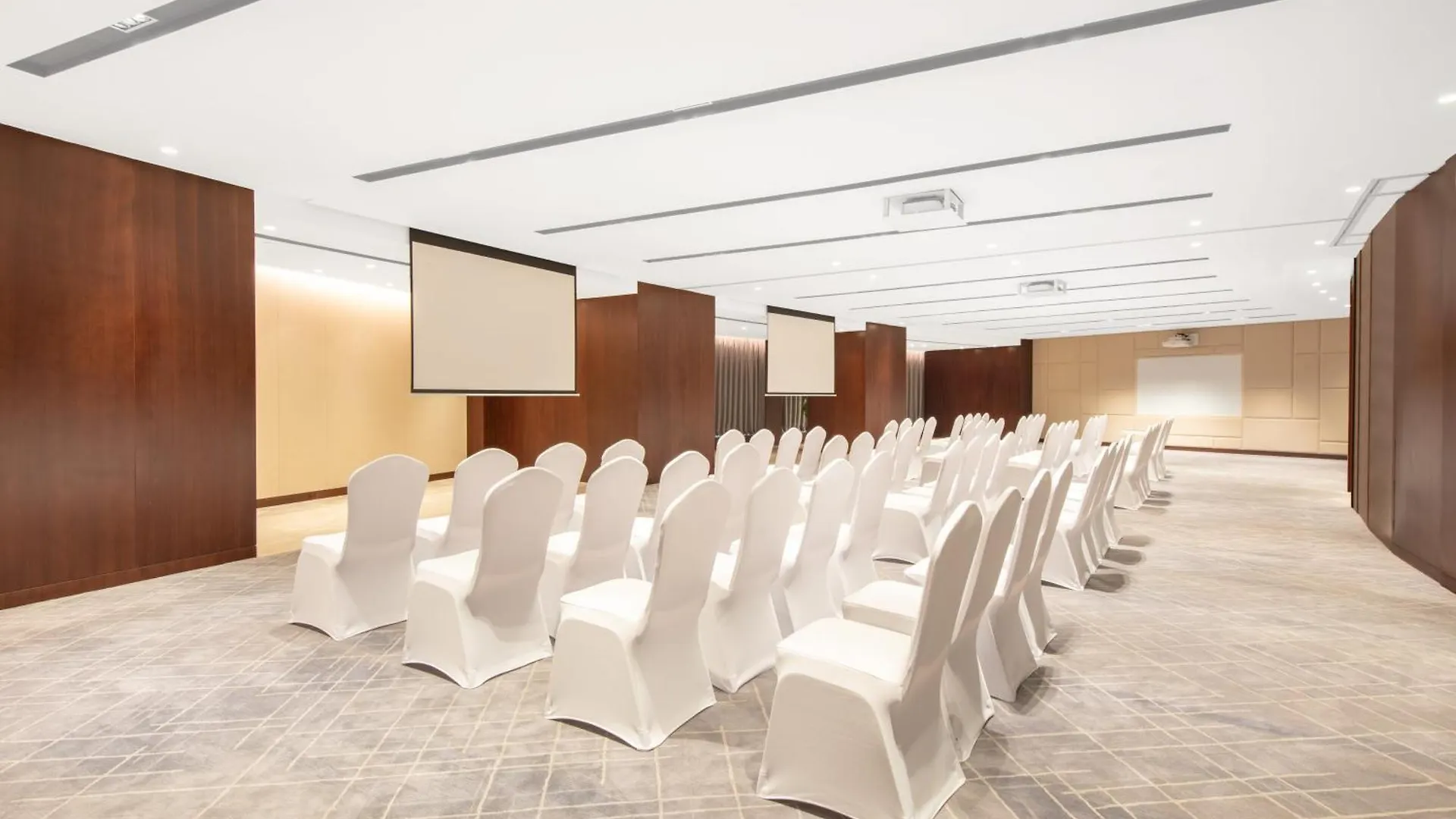 Hotel Crowne Plaza Zhuhai City Center By Ihg - Offers Free One-Way Shuttle To Chimelong Ocean Kingdom