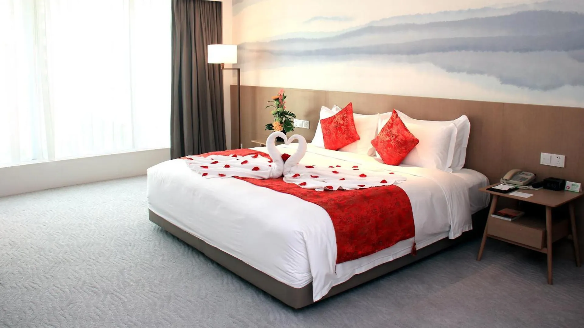 Crowne Plaza Zhuhai City Center By Ihg - Offers Free One-Way Shuttle To Chimelong Ocean Kingdom