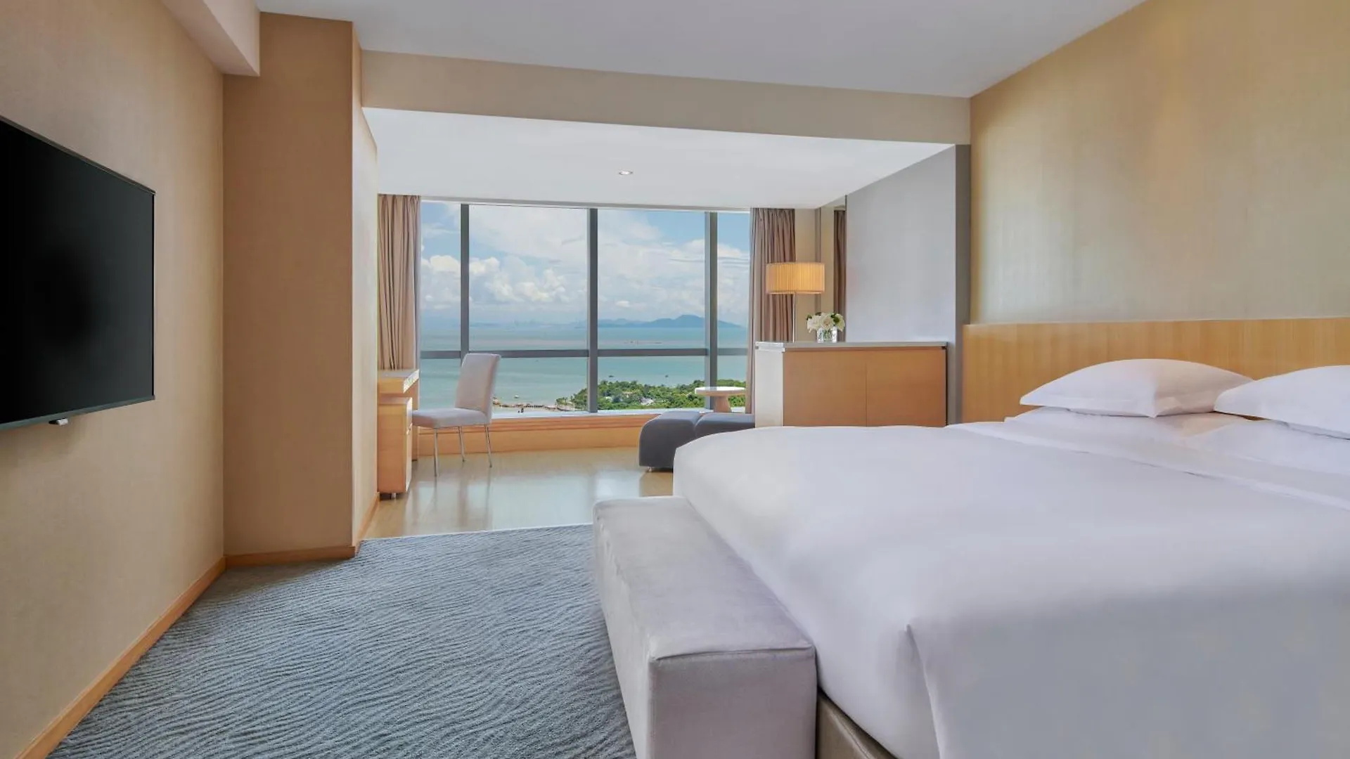 Crowne Plaza Zhuhai City Center By Ihg - Offers Free One-Way Shuttle To Chimelong Ocean Kingdom Hotel