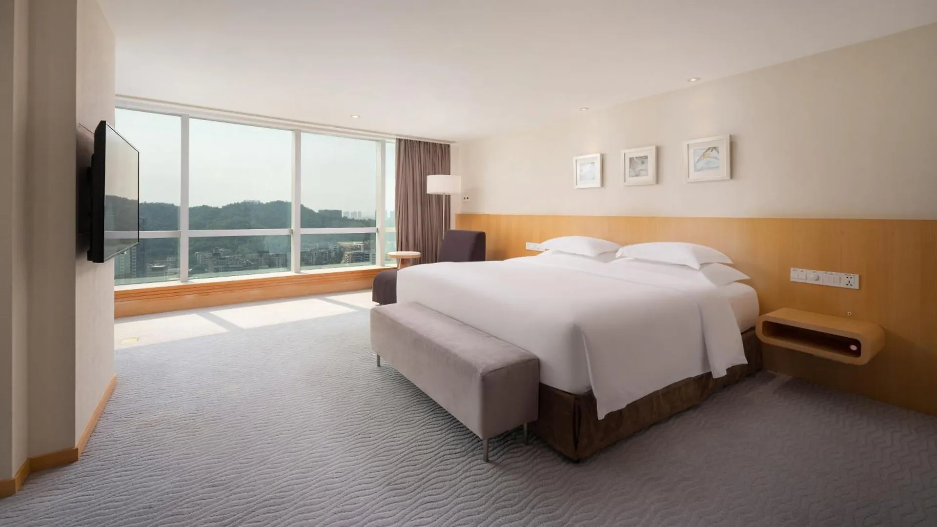Crowne Plaza Zhuhai City Center By Ihg - Offers Free One-Way Shuttle To Chimelong Ocean Kingdom 5*,